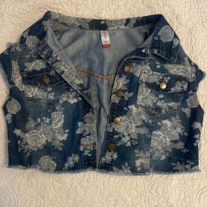No boundaries xl/xg (15-17) cropped jean jacket. Machine washable